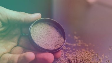 Sigara içmek için THC CBD esrar tomurcukları hazırlayın