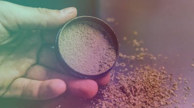 Büyüyen sativa ve indica türleri kapalı alanda.