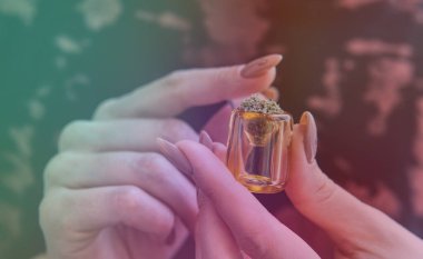 Sigara içmek için THC CBD esrar tomurcukları hazırlayın