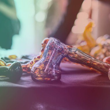 Sigara içmek için THC CBD esrar tomurcukları hazırlayın