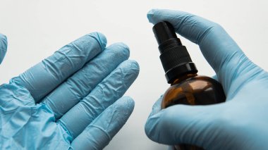 Alkol antiviral spreyler ve çözeltilerle nitril eldivenlerin sterilize edilmesi.