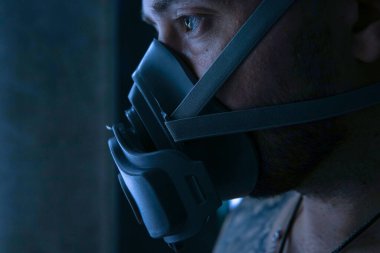 Dünyadaki covid-19 salgını sırasında solunum cihazında yorgun doktor.