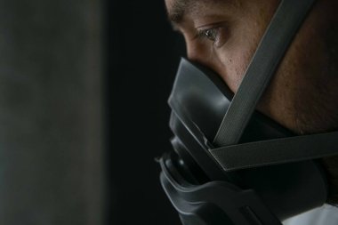 Dünyadaki covid-19 salgını sırasında solunum cihazında yorgun doktor.