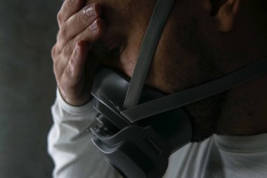 Dünyadaki covid-19 salgını sırasında solunum cihazında yorgun doktor.