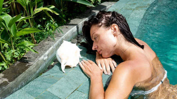 Chica Europea Nadando Piscina Vacaciones —  Fotos de Stock