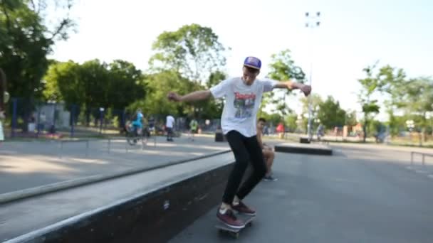 Ung kille skateboardåkning på skatepark på 24.07.2014 i Mariupol — Stockvideo