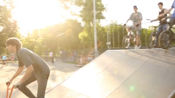 BMX piloto faz vários no parque de skate em 24.07.2014 em Mariupol — Vídeo de Stock