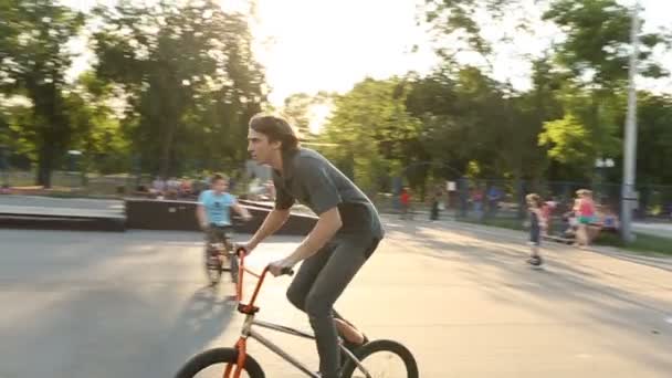 BMX piloto faz vários no parque de skate em 24.07.2014 em Mariupol — Vídeo de Stock