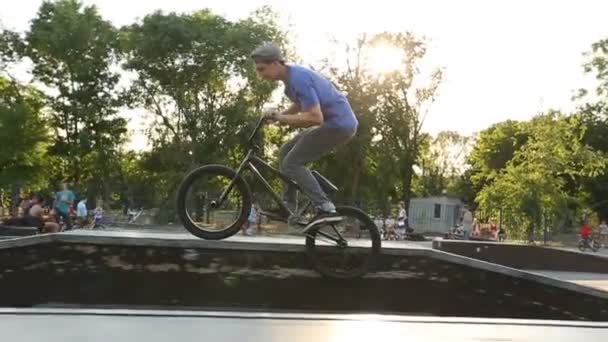 Bmx rider macht diverse skatepark am 24.07.2014 in mariupol — Stockvideo