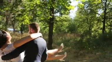 Damat ile mutlu bir gelin elinde döner.