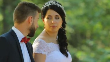 Gelin ve damat güzel Parkta yürümek