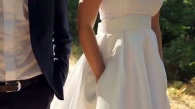 Gelin ve damat güzel Parkta yürümek