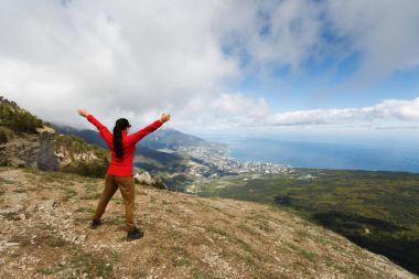 Kadın uzun yürüyüşe çıkan kimse Kollarını açarak dağ tepe, sevinç ve Yalta şehir, dağda özgürlük zevk kız bakan ilham ile genç kız Yayilim el tezahürat