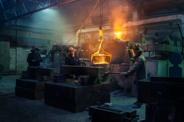 Metalurgicznych, gorący metal casting. — Zdjęcie stockowe