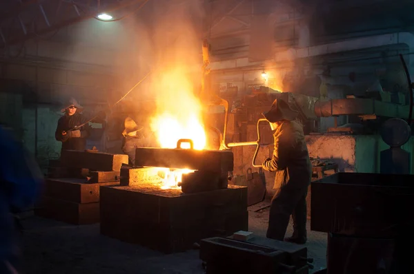 Metallurgical plant, hot metal casting. — Stock Photo, Image