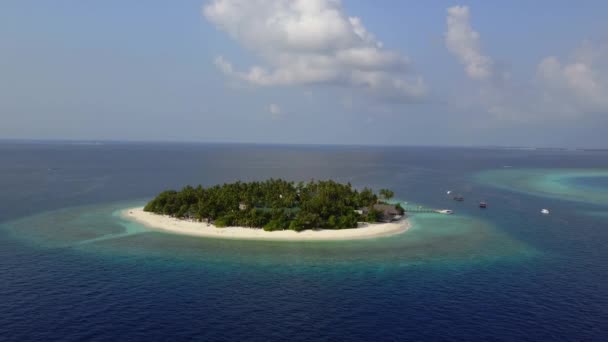 La cámara se aleja del hotel turístico de la isla atolón tropical redonda con palmeras de arena blanca y el océano Índico turquesa en Maldivas, imágenes de aviones no tripulados vista aérea desde arriba en 4k — Vídeo de stock