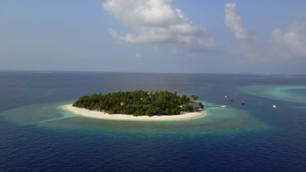 De camera beweegt weg van ronde tropisch atol eiland resort hotel met witte zand palmbomen en turquoise Indische Oceaan op de Malediven, Drone footage luchtfoto van bovenaf in 4k — Stockvideo