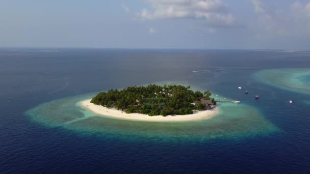 La cámara se acerca al hotel complejo de islas tropicales redondas con palmeras de arena blanca y océano Índico turquesa en Maldivas, imágenes de drones vista aérea desde arriba en 4k — Vídeo de stock