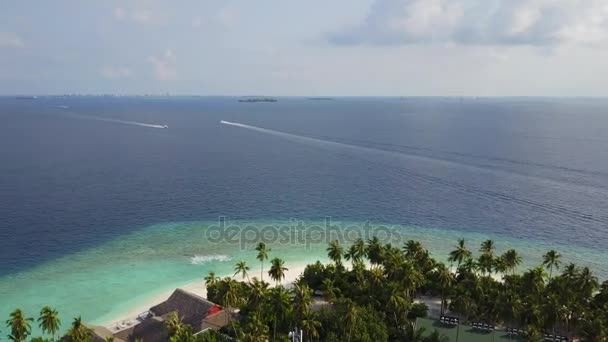 Vista panorámica aérea del hotel tropical resort isla con palmeras de arena blanca y el océano Índico turquesa en Maldivas, imágenes de drones desde arriba en 4k — Vídeos de Stock