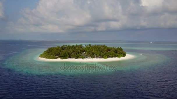 The camera is approaching round tropical island resort hotel with white sand palm trees and turquoise Indian ocean on Maldives, drone footage aerial view from above in 4k — Stock Video