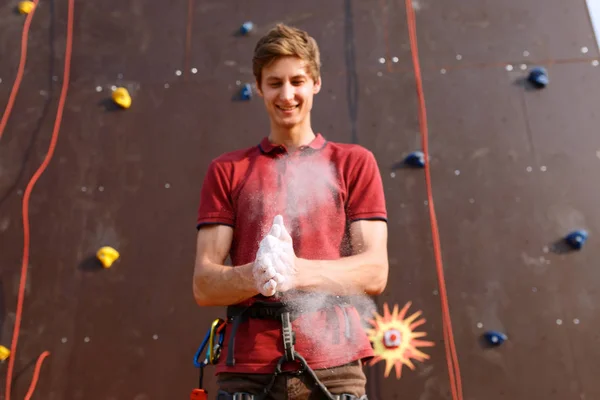Bergsteiger Mann überzieht Hände mit Pulverkreide Magnesium und bereitet sich auf Outdoor-Training Felswand zu klettern. Puder in der Luft nach Händeklatschen — Stockfoto