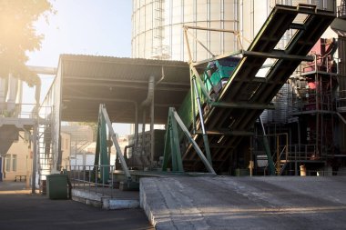 Boşaltma tahıl kamyonette yükselen hidrolik platform boşaltma asansöre. Tahıl büyük denizde aktarma Limanı, terminal bitkileri.