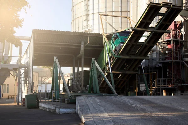 Boşaltma tahıl kamyonette yükselen hidrolik platform boşaltma asansöre. Tahıl büyük denizde aktarma Limanı, terminal bitkileri. — Stok fotoğraf