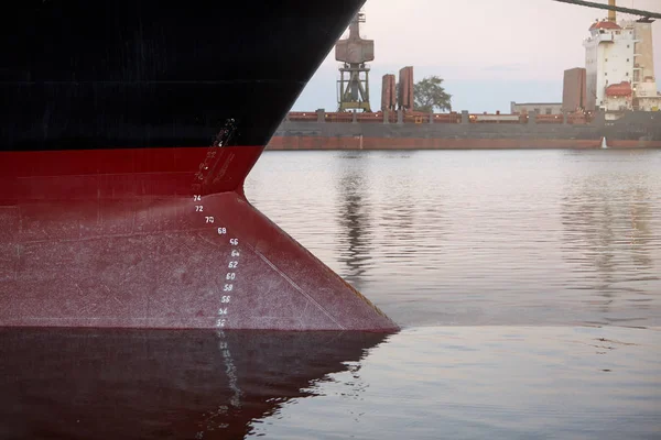 Taslak işaretleri bir gemide - yay ve stern seaport adlı bir geminin su hattı numaraları