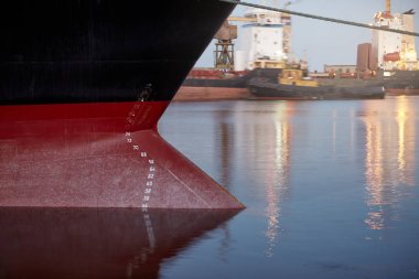 Taslak işaretleri bir gemide - yay ve stern akşamları seaport adlı bir geminin su hattı numaraları