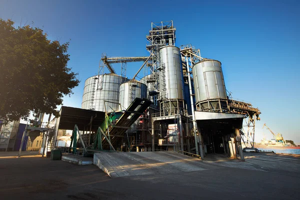 Scarico camion grano in ascensore su elevare scaricatore piattaforma idraulica. Trasbordo di cereali nel grande terminale marittimo del porto marittimo . — Foto Stock