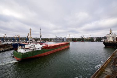 Büyük toplu gemi ticari liman tahıl buğday ve diğer bitkileri ile terminal asansörler, yük iskelede Limana girme.
