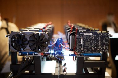Cryptocurrency madencilik ekipmanları - gpu kartı anakart üzerinde bir sürü