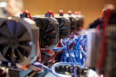 Cryptocurrency madencilik ekipmanları - gpu kartı anakart üzerinde bir sürü