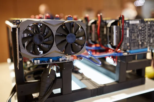 Cryptocurrency madencilik ekipmanları - gpu kartı anakart üzerinde bir sürü