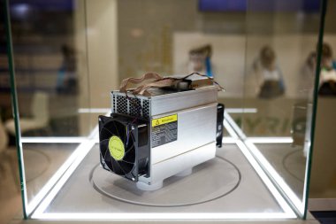 Cryptocurrency madencilik ekipmanları - ASIC - uygulama özel tümleşik devre çiftlik stand Expo
