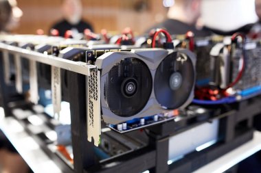 Kripto Döviz Alım ethereum madencilik ekipmanları teçhizat - gpu kartı anakart üzerinde bir sürü. Grafik işleme birimleri anakart kablo ile bağlı. Sunucu şifre çözme ve bilgi işlem makineleri şifreleme ile