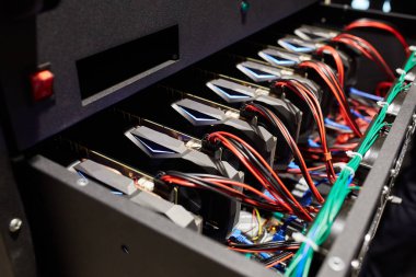 Kripto Döviz Alım ethereum madencilik ekipmanları teçhizat - gpu kartı anakart üzerinde bir sürü. Grafik işleme birimleri anakart kablo ile bağlı. Sunucu şifre çözme ve bilgi işlem makineleri şifreleme ile