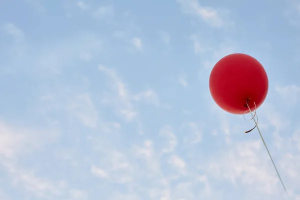 Czerwony Hel powietrze balon z spokojny błękitne niebo chmury na tle. Koncepcji spokoju i wypoczynku. Widok z dołu. Tło dla minimalistyczny design. — Zdjęcie stockowe