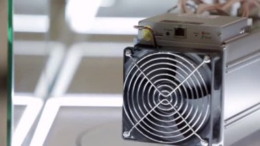 Cryptocurrency madencilik ekipmanları - ASIC - uygulama özel tümleşik devre çiftlik stand expo veya sergi