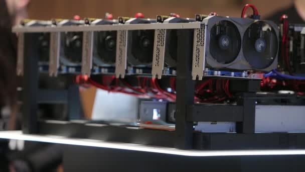 Cryptocurrency attrezzature minerarie rig - un sacco di schede GPU sulla scheda madre — Video Stock