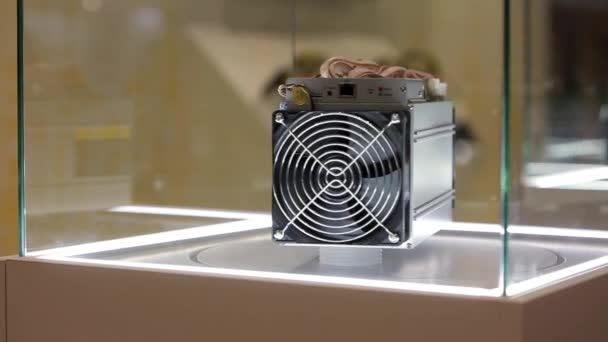 Equipo de minería criptomoneda - ASIC - circuito integrado específico de aplicación en el stand de la granja en la exposición o exposición — Vídeos de Stock