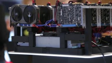 Cryptocurrency madencilik ekipmanları teçhizat - gpu kartı anakart üzerinde bir sürü