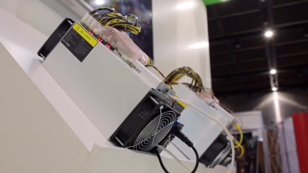 Equipamento de mineração de criptomoeda - ASIC - circuito integrado específico de aplicação no stand da fazenda em exposição ou exposição — Vídeo de Stock