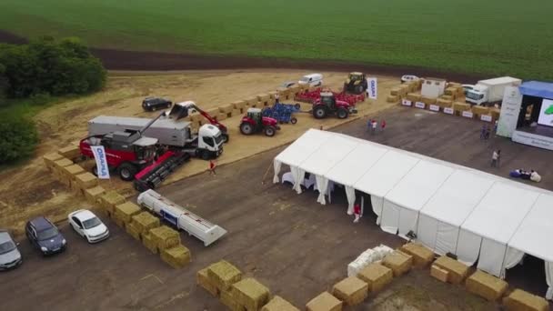 MANGUSH, UCRANIA - 14 de junio de 2017: Vista aérea de la exposición agrícola al aire libre - Field Day, exposición de tecnologías agrícolas y maquinaria para propietarios, propietarios, agricultores y agrónomos . — Vídeo de stock