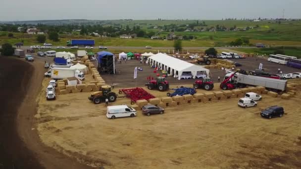 Mangush, Ukraina - 14 czerwca 2017: Widok z lotu ptaka rolnych odkryty Expo - Field Day, wystawa technologii rolnych i maszyny dla właścicieli, właścicieli, rolników i agronomów. — Wideo stockowe