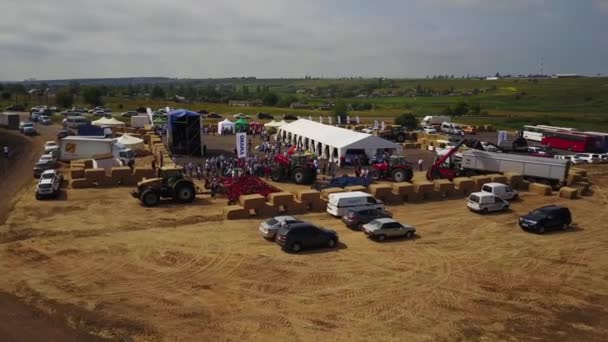 MANGUSH, UCRANIA - 14 de junio de 2017: Vista aérea de la exposición agrícola al aire libre - Field Day, exposición de tecnologías agrícolas y maquinaria para propietarios, propietarios, agricultores y agrónomos . — Vídeos de Stock