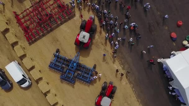 Mangush, Oekraïne - 14 juni, 2017: Luchtfoto van landbouw buiten expo - gebiedsdag, tentoonstelling van agrarische technologieën en machines voor verhuurders, boeren, grondeigenaren en verzekeringsdeskundigen. — Stockvideo