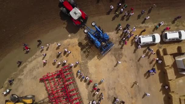 MANGUSH, UKRAINE - 14 juin 2017 : Vue aérienne de l'exposition agricole en plein air - Journée des champs, exposition des technologies et des machines agricoles pour les propriétaires fonciers, les propriétaires fonciers, les agriculteurs et les agronomes . — Video