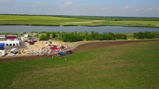 MANGUSH, UCRAINA - 14 giugno 2017: Veduta aerea della fiera agricola all'aperto - Field Day, esposizione di tecnologie agricole e macchinari per proprietari terrieri, proprietari terrieri, agricoltori e agronomi . — Video Stock