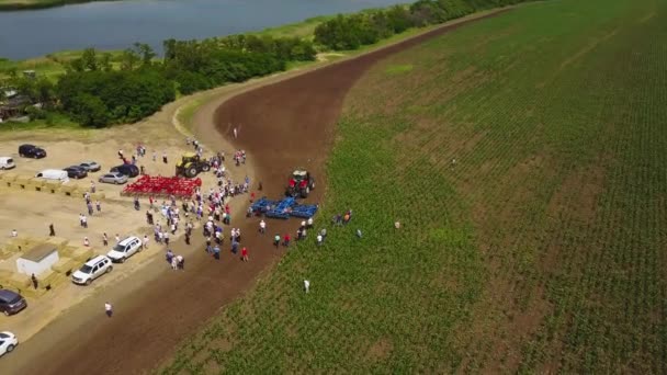 MANGUSH, UKRAINE - June 14, 2017: Aerial view of agricultural outdoor expo - Field Day, exhibition of agricultural technologies and machinery for landowners, landlords, farmers and agronomists. — Stock Video